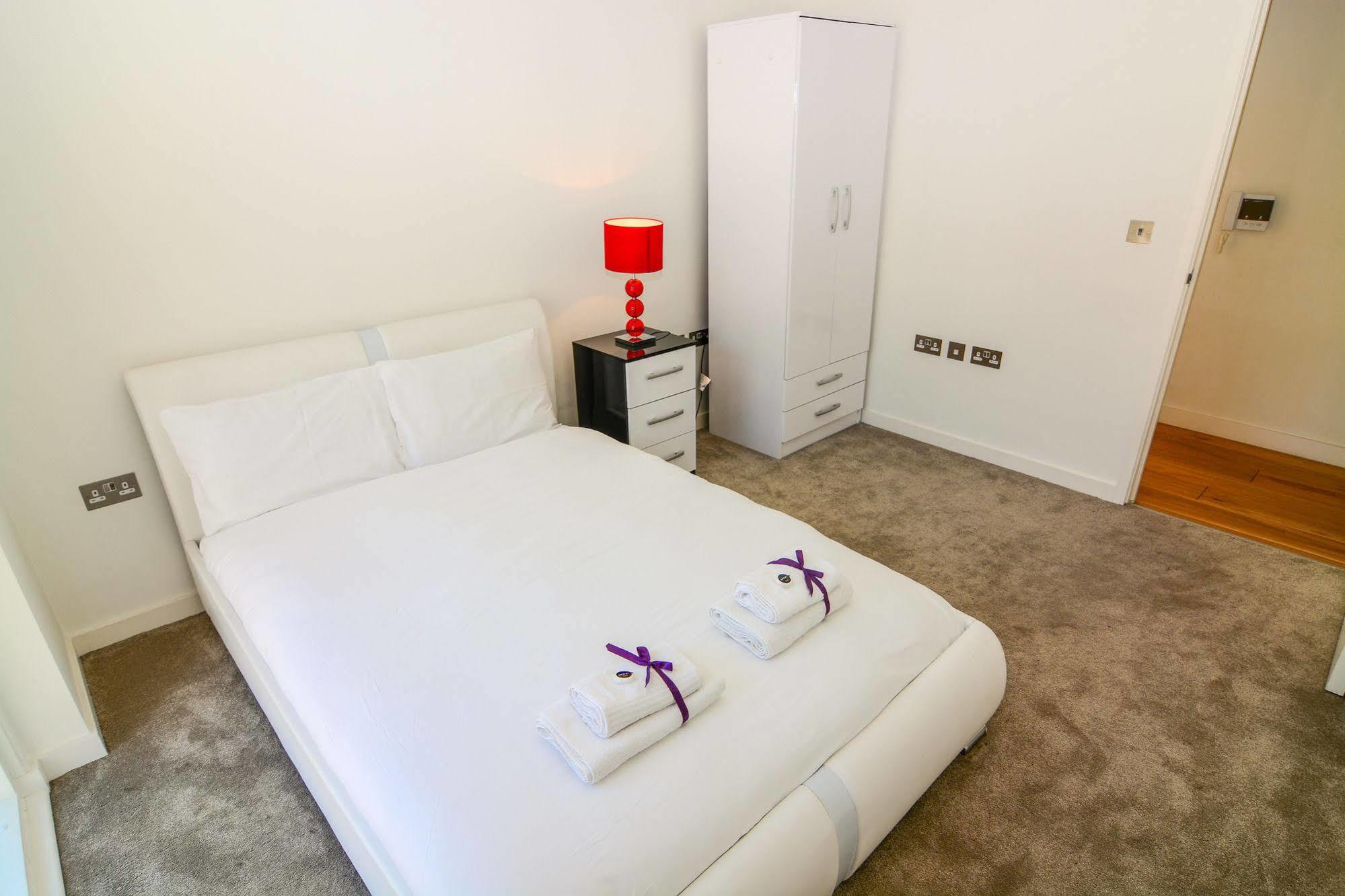 Apartment Wharf - Cambridge Av Лондон Экстерьер фото